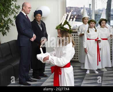 STOCKHOLM 2011-12- 12 le Premier ministre Fredrik Reinfeldt, le président du Libéria Ellen Johnson Sirleaf observe une représentation de la traditionnelle procession de la Reine de la lumière (Lucia) dans les bureaux du gouvernement à Stockholm, en Suède, le 12 décembre 2011. Ellen Johnson Sirleaf a reçu samedi le prix Nobel de la paix 2011 à Oslo, en Norvège. Foto: Claudio Bresciani / SCANPIX / Kod 10090 Banque D'Images