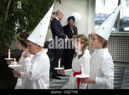 STOCKHOLM 2011-12- 12 le Premier ministre Fredrik Reinfeldt, le président du Libéria Ellen Johnson Sirleaf observe une représentation de la traditionnelle procession de la Reine de la lumière (Lucia) dans les bureaux du gouvernement à Stockholm, en Suède, le 12 décembre 2011. Ellen Johnson Sirleaf a reçu samedi le prix Nobel de la paix 2011 à Oslo, en Norvège. Foto: Claudio Bresciani / SCANPIX / Kod 10090 Banque D'Images