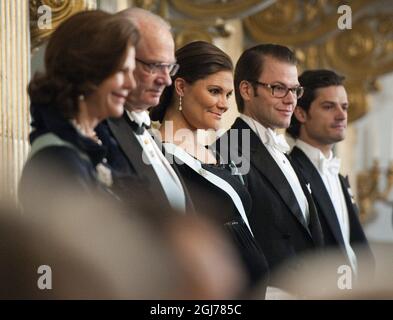 STOCKHOLM - 20111220 la reine Silvia, le roi Carl Gustaf, la princesse Victoria, le prince Daniel et le prince Carl Philip assistent à la réunion officielle annuelle de l'Académie royale suédoise à Stockholm le 20 décembre 2011. Foto: Henrik Montgomery / SCANPIX Kod: 10060 Banque D'Images