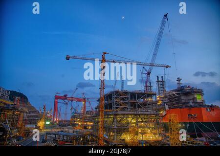 ULSAN, CORÉE DU SUD - 04 juillet 2014 : construction d'un navire aux chantiers navals de mipo dans le port d'Ulsan, Corée du Sud Banque D'Images