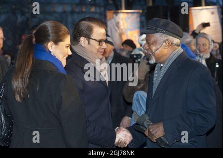 STOCKHOLM 2012-01-27 l'ancien secrétaire général de l'ONU, Kofi Annan, s'adresse à la princesse Victoria (L) et au prince Daniel(C) lors de la manifestation de la Journée internationale du souvenir de l'Holocauste sur la place Raul Wallenberg à Stockholm, en Suède, le 27 janvier 2012. Photo: Leif R Jansson/ SCANPIX ** SUÈDE OUT ** Banque D'Images