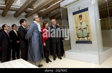 STOCKHOLM 20120211 le roi de Suède Carl XVI Gustaf et la reine Silvia inaugurent la nouvelle galerie coréenne au Musée des antiquités de Pâques à Stockholm, en Suède, le samedi 11 2012 février. À leur gauche se trouve le ministre sud-coréen de la Culture Choe Kwang Shik. Photo: Maja Suslin / SCANPIX / Kod 10300 Banque D'Images