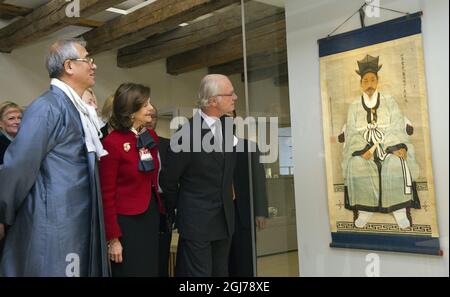 STOCKHOLM 20120211 le roi de Suède Carl XVI Gustaf et la reine Silvia inaugurent la nouvelle galerie coréenne au Musée des antiquités de Pâques à Stockholm, en Suède, le samedi 11 2012 février. À gauche se trouve le ministre sud-coréen de la Culture Choe Kwang Shik. Photo: Maja Suslin / SCANPIX / Kod 10300 Banque D'Images