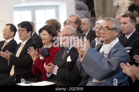 STOCKHOLM 20120211 le roi de Suède Carl XVI Gustaf et la reine Silvia inaugurent la nouvelle galerie coréenne au Musée des antiquités de Pâques à Stockholm, en Suède, le samedi 11 2012 février. À droite se trouve le ministre sud-coréen de la Culture Choe Kwang Shik. Photo: Maja Suslin / SCANPIX / Kod 10300 Banque D'Images