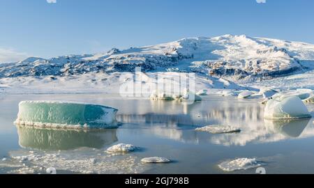 Glacier Fjallsjoekull et lac glaciaire gelé Fjallsarlon dans le parc national de Vatnajokull en hiver. Islande. Banque D'Images