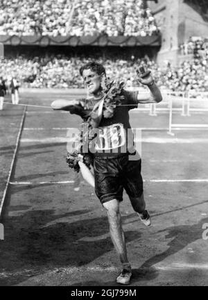 DOSSIER 1912 le gagnant de la course Marathon, sud-africain, Ken McArthur passe la ligne d'arrivée au stade de Stockholm Stadion aux Jeux Olympiques de Stockholm en 1912. Foto:Scanpix Historique/ Kod:1900 Scanpix SUÈDE Banque D'Images