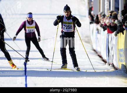 MORA 20120302 HRH le prince Carl Philip (2250) se dirigeant vers la ligne d'arrivée à l'heure 1:38:33 dans les 30 km de vendredi SkejtVasa, l'une des courses de fond pendant la semaine de Vasaloppet qui culmine avec la course classique de Vasaloppet de 90 km, la plus grande compétition de ski au monde, dimanche. Foto Nisse Schmidt / SCANPIX Kod 4042 Banque D'Images