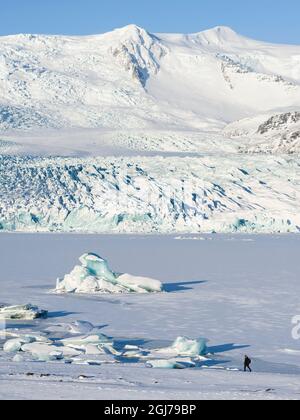 Glacier Fjallsjoekull et lac glaciaire gelé Fjallsarlon dans le parc national de Vatnajokull en hiver. Islande. Banque D'Images