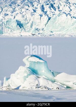 Glacier Fjallsjoekull et lac glaciaire gelé Fjallsarlon dans le parc national de Vatnajokull en hiver. Islande. Banque D'Images