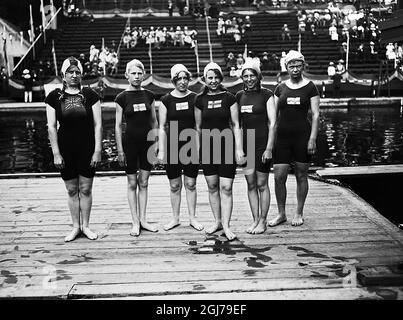 DOSSIER 1912 participant à la plate-forme féminine de 10 mètres de plongée aux Jeux olympiques de Stockholm 1912. De gauche anglais Isabelle White (médaillée de bronze) et Suédois MÃ¤rta Adlertz, Elsa Andersson, Willy Thulin, Selma Andersson et Thora Larssson qui se sont produits pour tourner le drapeau sur la poitrine de dos à l'avant. Et à l'arrière. La casquette de natation était obligatoire. Foto:Scanpix Historique/ Kod:1900 Scanpix SUÈDE Banque D'Images