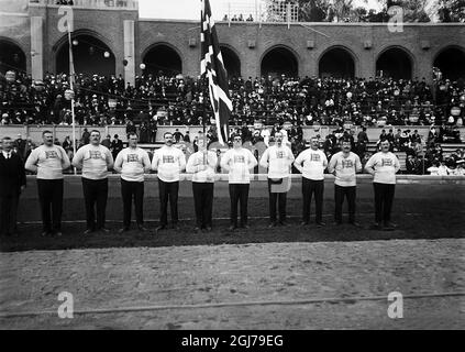 DOSSIER 1912 équipe-de-tug-de-guerre-anglaise aux jeux olympiques de Stockholm 1912. Seulement deux équipes participantes : l'Angleterre et la Suède. La Suède a gagné l'or. L'équipe était composée d'hommes de police de Stockholm et Göteborg, complétés par un pêcheur de Sandhamn. L'équipe anglaise était composée d'hommes de police de Londres. Foto:Scanpix Historique/ Kod:1900 Scanpix SUÈDE Banque D'Images