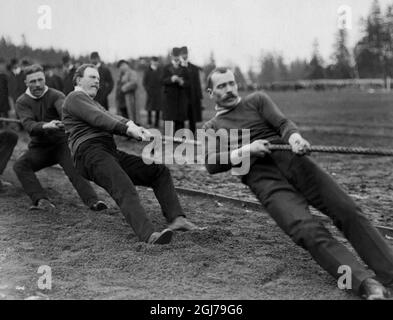 DOSSIER 1912 Anglais équipe de remorqueurs de guerre pratiquant pour les Jeux Olympiques 1912. Seulement deux équipes participantes : l'Angleterre et la Suède. La Suède a gagné l'or. L'équipe était composée d'hommes de police de Stockholm et Göteborg, complétés par un pêcheur de Sandhamn. L'équipe anglaise était composée d'hommes de police de Londres. Foto:Scanpix Historique/ Kod:1900 Scanpix SUÈDE Banque D'Images