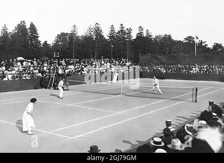 DOSSIER 1912 finale en doubles mixtes en plein air au tennis aux jeux olympiques de Stockholm 1912. Dorothea Koringand Heinrich Schomburgk a remporté la médaille d'or en Allemagne et le Sigrid Fickand Gunnar Setterwall en Suède a été remportée avec la médaille d'argent. Foto:Scanpix Historique/ Kod:1900 Scanpix SUÈDE Banque D'Images