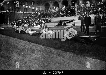 DOSSIER 1912 équipe-de-tug-de-guerre-suédoise, gagnante aux jeux olympiques de 1912. Seulement deux équipes participantes : l'Angleterre et la Suède. La Suède a gagné l'or. L'équipe était composée d'hommes de police de Stockholm et Göteborg, complétés par un pêcheur de Sandhamn. L'équipe anglaise était composée d'hommes de police de Londres. Foto:Scanpix Historique/ Kod:1900 Scanpix SUÈDE Banque D'Images