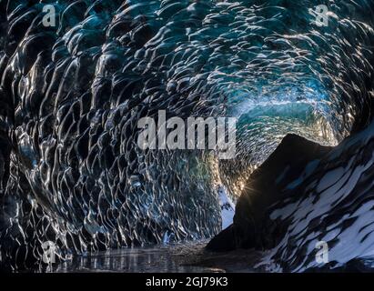 Grotte de glace sur la rive nord de la lagune glaciaire Jokulsarlon dans le glacier Breidamerkurjokull dans le parc national de Vatnajokull. Europe du Nord, Islande. Banque D'Images