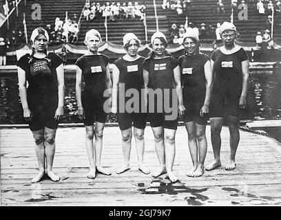 DOSSIER 1912 participant à la plate-forme féminine de 10 mètres de plongée aux Jeux olympiques de Stockholm 1912. De gauche anglais Isabelle White (médaillée de bronze) et Suédois MÃ¤rta Adlertz, Elsa Andersson, Willy Thulin, Selma Andersson et Thora Larssson qui se sont produits pour tourner le drapeau sur la poitrine de dos à l'avant. Et à l'arrière. La casquette de natation était obligatoire. Foto:Scanpix Historique/ Kod:1900 Scanpix SUÈDE Banque D'Images