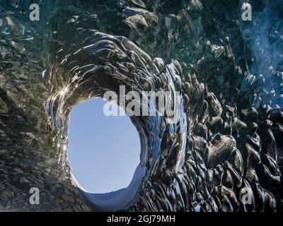Grotte de glace sur la rive nord de la lagune glaciaire Jokulsarlon dans le glacier Breidamerkurjokull dans le parc national de Vatnajokull. Europe du Nord, Islande. Banque D'Images