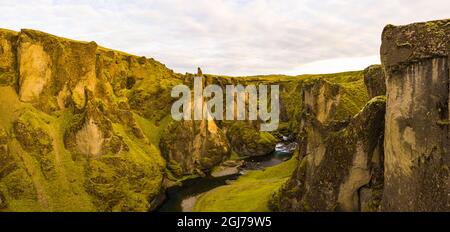 Europe, Islande. Vue panoramique aérienne du canyon Fjadrargljufur, un ancien canyon fluvial près de Kirkjubæjarklaustur. Banque D'Images