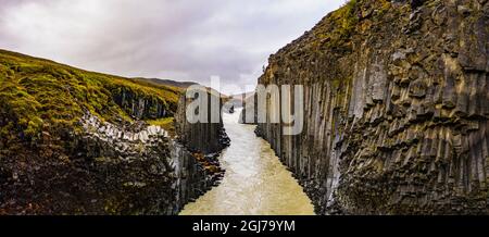 Europe, Islande. Vue panoramique aérienne des colonnes de basalte qui bordent le canyon de la rivière Studlagil dans le centre de l'Islande. Banque D'Images