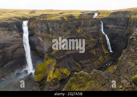 Europe, Islande. Vue sur les cascades de Haifoss et Granni sur la rivière Fossa, dans les montagnes du sud. Banque D'Images
