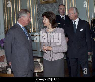 STOCKHOLM 2012-03-23 de gauche le prince Charles de Grande-Bretagne, la reine Silvia , le roi Carl Gustaf parlant avant le déjeuner au Palais Royal à Stockholm, Suède, 23 mars 2012. Le prince Charles et Camilla, duchesse de Cornouailles, sont en visite officielle de trois jours en Suède. Foto Jonas Ekström / SCANPIX / Kod 10030 Banque D'Images