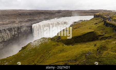 Europe, Islande. Vue sur Dettifoss, la plus grande cascade d'Islande sur la rivière Jokulsa dans le nord de l'Islande. Banque D'Images