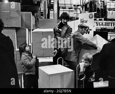 Clients du magasin IKEA de Kungens Kurva au sud de Stockholm. Banque D'Images