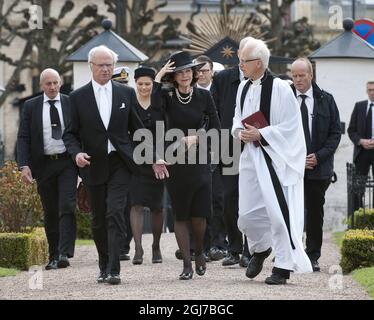 BASTAD 2012-05-14 le roi Carl Gustaf et la reine Silvia de Suède, suivis de la princesse Victoria et du prince Daniel arrivent aux funérailles du comte Carl Johan Bernadotte dans l'église Maria de Bastad, en Suède, le 14 mai 2012. Foto Jonas Ekström / SCANPIX Kod 10030 Banque D'Images