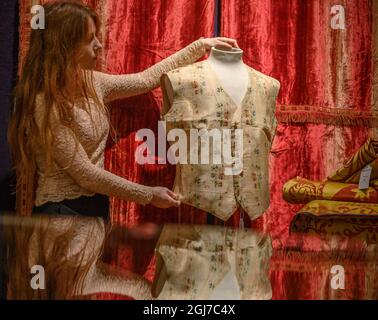 Bonhams, New Bond Street, Londres, Royaume-Uni. 9 septembre 2021. Vente d’une collection à vie par Lady Hamlyn, dont la passion pour les meubles et textiles rares et uniques en vernacular comprend des textiles gothiques, des sculptures de la Renaissance aux meubles du XVIIe siècle fabriqués sous le règne de Charles II La vente a lieu le 21 septembre. Image : gilet en soie crème à motif fleuri. La soie fin du XVIIIe siècle, peut-être anglais, £200-300. Crédit : Malcolm Park/Alay Live News. Banque D'Images