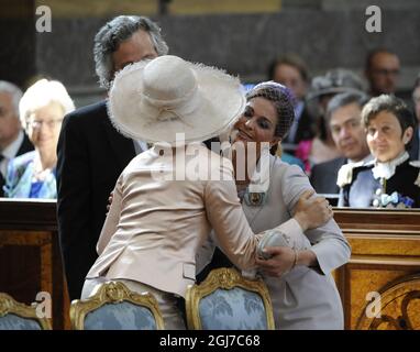 STOCKHOLM 2012-05-22 la princesse Madeleine de Suède accueille la princesse Martha Louise de Norvège et son mari, Ari Behn, lors du baptême de la princesse Estelle, première fille de la princesse Victoria et du prince Daniel de Suède, qui s'est tenue à la chapelle royale de Stockholm le 22 mai 2012. Photo: Anders Wiklund / SCANPIX / Kod: 10040 Banque D'Images