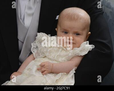 STOCKHOLM 2012-05-22 la princesse Estelle dans ses pères le prince Daniels fait un tour lors de la cérémonie de baptême de la princesse Estelle de Suède dans la chapelle royale de Stockholm, Suède le 22 mai 2012. La princesse Estelle est la fille de la princesse Victoria et du prince Daniel de Suède. Princesse Estelle est numéro deux dans la succession royale suédoise Foto: Claudio Bresciani / SCANPIX / Kod 10090 Banque D'Images