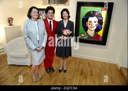 STOCKHOLM 20120524 l'ambassadeur brésilien Leda Lúcia Martins Camargo (l) pose avec la reine Silvia (R) de Suède et l'artiste américain Romero Britto (C) comme portrait de la reine a été dévoilé lors d'une exposition à la galerie d'art Futura à Stockholm pour le bénéfice de l'organisation d'aide aux enfants le mai 24, 2012. Banque D'Images