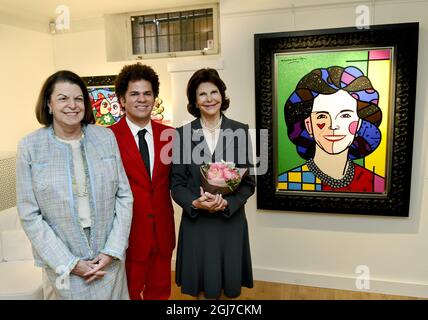 STOCKHOLM 20120524 l'ambassadeur brésilien Leda Lúcia Martins Camargo (l) pose avec la reine Silvia (R) de Suède et l'artiste américain Romero Britto (C) comme portrait de la reine a été dévoilé lors d'une exposition à la galerie d'art Futura à Stockholm pour le bénéfice de l'organisation d'aide aux enfants le mai 24, 2012. Banque D'Images
