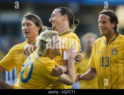 GOTHENBURG 20120530 Ola Toivonen (2ndL), en Suède, célèbre après avoir marquant le deuxième but de son équipe avec Zlatan Ibrahimovic (au centre), Kim Kaellstroem (à gauche) et Jonas Olsson (à droite) lors du match international de football amical entre la Suède et l'Islande au stade Gamla Ullevi de Göteborg, en Suède, le 30 mai 2012. Photo Bjoern Larsson Rosvall / SCANPIX / Kod 9200 Banque D'Images