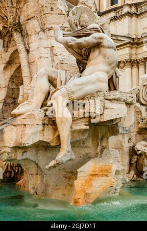 Italie, Rome. Piazza Navona, Fontaine des quatre fleuves (Fontana dei Quattro Fiumi), conçue en 1861 par Bernini. Banque D'Images