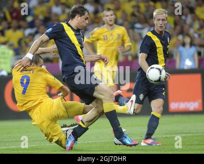 KIEV 20120611 Johan Elmander et Christian Wilhelmsson de Suède en action pendant le match ce 2012 Ukraine Suède à Kiev Ukraine, 11 juin 2012. Foto: Fredrik Sandberg / SCANPIX / Kod 10080 Banque D'Images