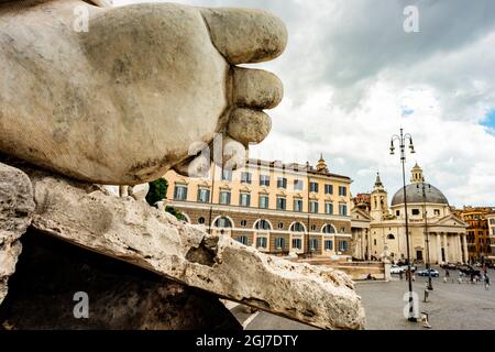 Italie, Rome. Vue sur la colline du Pincio depuis la Piazza del Pincio, à l'arrière de la Fontana del Nettuno (fontaine de Neptune) sur la Piazza del Popolo. Banque D'Images