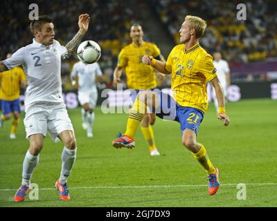 KIEV 2012-06-19 Christian Wilhelmsson de Suède et Mathieu Debuchy de France en action pendant le match de football 2012 de la ce à Kiev, Ukraine, le 19 juin 2012. Foto: Fredrik Sandberg / SCANPIX / Kod 10080 Banque D'Images