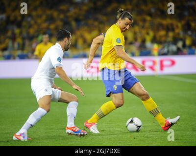 KIEV 2012-06-19 Zlatan Ibrahimovic, de Suède, et Adil Rami, de France, en action lors du match ce football 2012 à Kiev, en Ukraine, le 19 juin 2012. Foto: Fredrik Sandberg / SCANPIX / Kod 10080 Banque D'Images