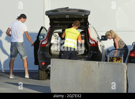 STOCKHOLM 20120716 Zlatan Ibrahimovic est vu se rendre à l'aéroport de Bromma avec sa femme et ses enfants le 16 juillet 2012. Selon une rumeur, le buteur suédois Zlatan Ibrahimovic passe de Milan italien au club de football français Paris Saint German. Foto: Christian Örnberg / XP / SCANPIX / Kod 7101 ** HORS SUÈDE ** Banque D'Images