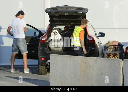 STOCKHOLM 20120716 Zlatan Ibrahimovic est vu se rendre à l'aéroport de Bromma avec sa femme et ses enfants le 16 juillet 2012. Selon une rumeur, le buteur suédois Zlatan Ibrahimovic passe de Milan italien au club de football français Paris Saint German. Foto: Christian Örnberg / XP / SCANPIX / Kod 7101 ** HORS SUÈDE ** Banque D'Images
