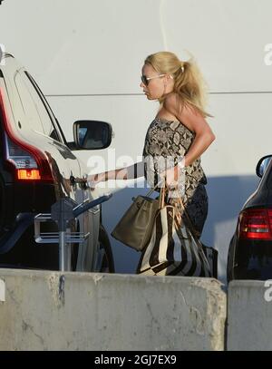 STOCKHOLM 20120716 Zlatan Ibrahimovic est vu se rendre à l'aéroport de Bromma avec sa femme et ses enfants le 16 juillet 2012. Selon une rumeur, le buteur suédois Zlatan Ibrahimovic passe de Milan italien au club de football français Paris Saint German. Foto: Christian Örnberg / XP / SCANPIX / Kod 7101 ** HORS SUÈDE ** Banque D'Images