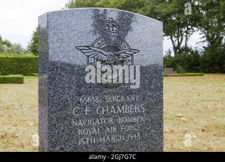 Fjelie 2012-09-04 la tombe du sergent Colin Fredrick Chambers de la RAF est vue au cimetière de Fjelie près de Trelleborg, Sud de la Suède, le 4 septembre 2012. Le sergent britannique était navigateur sur l'avion DT 620 de Halifax qui a été abattu au-dessus du Danemark le 14 mars 1943. L'équipage, dans lequel personne n'a survécu, avait déposé des armes au mouvement de résistance polonais. Le corps de Colin Fredrick Chambers où trouvé flottant près de Trelleborg. Il a été enterré avec tous les honneurs militaires au petit cimetière. Après 70 ans, quelqu'un inconnu s'occupe toujours de sa tombe. Foto:Drago Prvulovic / SCANPIX / Kod 70040 Banque D'Images