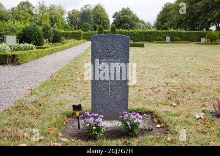 Fjelie 2012-09-04 la tombe du sergent Colin Fredrick Chambers de la RAF est vue au cimetière de Fjelie près de Trelleborg, Sud de la Suède, le 4 septembre 2012. Le sergent britannique était navigateur sur l'avion DT 620 de Halifax qui a été abattu au-dessus du Danemark le 14 mars 1943. L'équipage, dans lequel personne n'a survécu, avait déposé des armes au mouvement de résistance polonais. Le corps de Colin Fredrick Chambers où trouvé flottant près de Trelleborg. Il a été enterré avec tous les honneurs militaires au petit cimetière. Après 70 ans, quelqu'un inconnu s'occupe toujours de sa tombe. Foto:Drago Prvulovic / SCANPIX / Kod 70040 Banque D'Images