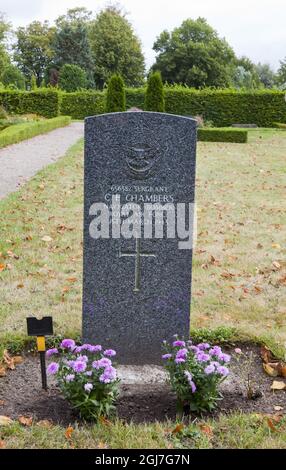 Fjelie 2012-09-04 la tombe du sergent Colin Fredrick Chambers de la RAF est vue au cimetière de Fjelie près de Trelleborg, Sud de la Suède, le 4 septembre 2012. Le sergent britannique était navigateur sur l'avion DT 620 de Halifax qui a été abattu au-dessus du Danemark le 14 mars 1943. L'équipage, dans lequel personne n'a survécu, avait déposé des armes au mouvement de résistance polonais. Le corps de Colin Fredrick Chambers où trouvé flottant près de Trelleborg. Il a été enterré avec tous les honneurs militaires au petit cimetière. Après 70 ans, quelqu'un inconnu s'occupe toujours de sa tombe. Foto:Drago Prvulovic / SCANPIX / Kod 70040 Banque D'Images