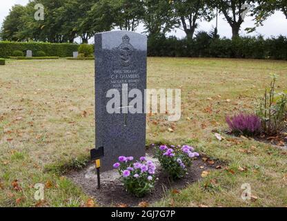 Fjelie 2012-09-04 la tombe du sergent Colin Fredrick Chambers de la RAF est vue au cimetière de Fjelie près de Trelleborg, Sud de la Suède, le 4 septembre 2012. Le sergent britannique était navigateur sur l'avion DT 620 de Halifax qui a été abattu au-dessus du Danemark le 14 mars 1943. L'équipage, dans lequel personne n'a survécu, avait déposé des armes au mouvement de résistance polonais. Le corps de Colin Fredrick Chambers où trouvé flottant près de Trelleborg. Il a été enterré avec tous les honneurs militaires au petit cimetière. Après 70 ans, quelqu'un inconnu s'occupe toujours de sa tombe. Foto:Drago Prvulovic / SCANPIX / Kod 70040 Banque D'Images