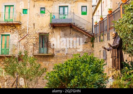 Italie, Sicile, province d'Enna, Centuripe. 16 avril 2019. Une statue de bronze de Santo Padre Pio, ou Saint Pio, dans l'ancienne ville de Centuripe. (EDI Banque D'Images