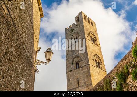 Italie, Sicile, Trapani Province, Erice. La Torre campanaria del Duomo dell'Assunta à la Chiesa Madre, construite en 1314 dans le style gothique, par le roi FR Banque D'Images