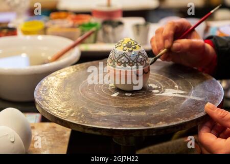 Italie, Sicile, Trapani Province, Erice. 18 Avril 2019. Artiste décorant des œuvres de céramique dans le Laboratorio Ceramiche d'Arte, de Paola Luisa Amico, in Banque D'Images