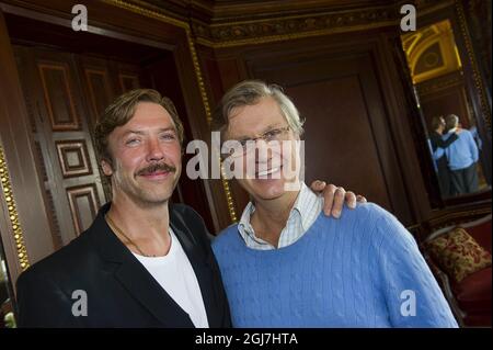 STOCKHOLM 20120923 Mikael Persbrandt (à gauche) joue le personnage principal dans le réalisateur Lasse Hallstroms (à droite) film “The hypnotist” . Le film a été sélectionné comme l'entrée suédoise pour le meilleur Oscar de langue étrangère aux 85e Academy Awards. Foto Jonas Ekstromer / SCANPIX / Kod 10030 Banque D'Images